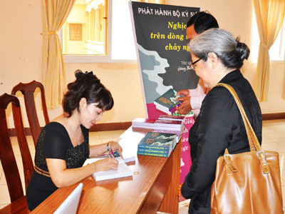 Tác giả ký tặng những độc giả đầu tiên