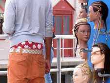 Cấm mặc quần tụt ra bãi biển