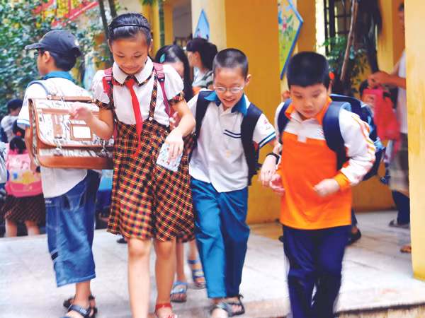 Quy định về đồng phục học sinh cần phù hợp với điều kiện trường lớp, tạo thuận lợi trong học tập và sinh hoạt của các em. Ảnh: Hồng Vĩnh