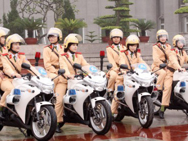 Xem nữ sinh CSGT luyện võ thuật, lái xe siêu trọng