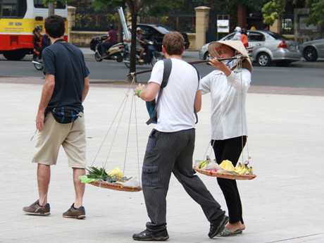 Vẫn ép du khách 'gánh hàng đi buôn' ở Hà Nội