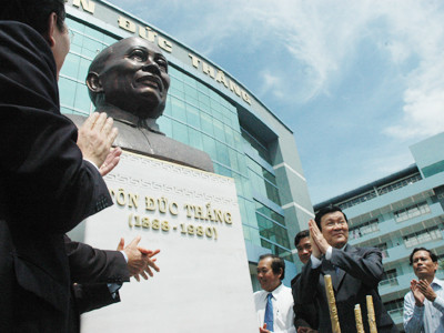 Chủ tịch nước Trương Tấn Sang trước tượng bác Tôn sáng 20-8