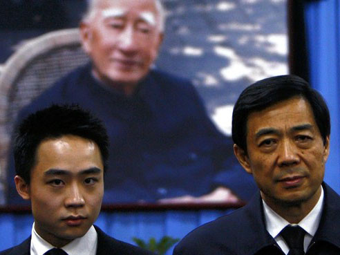 Bạc Qua Qua (bên trái) và ông Bạc Hy Lai