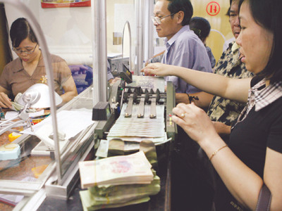 Chưa xử lý được nợ xấu, lại đua lãi suất