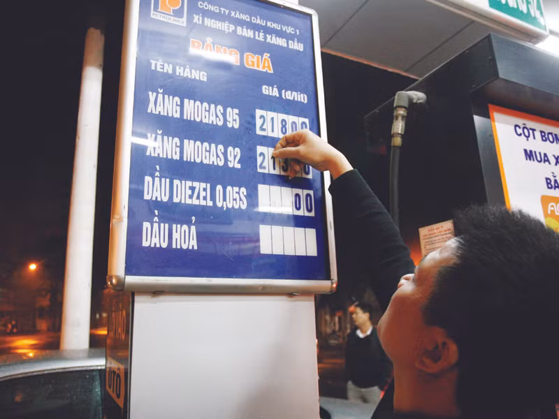 Đúng 22 h ngày 29 - 3 tất cả các cây xăng đồng loạt tăng giá	Ảnh: Xuân Phú