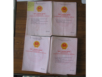 Cán bộ địa chính làm giả bìa đỏ