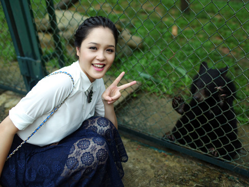Á hậu Hoàng Anh thăm trung tâm cứu hộ gấu Tam Đảo