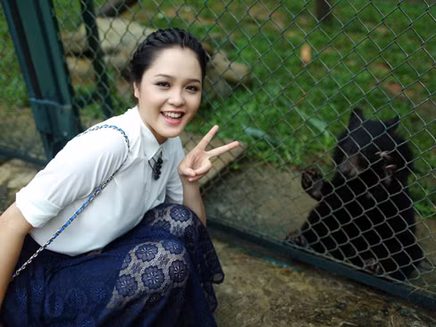 Á hậu Hoàng Anh thăm trung tâm cứu hộ gấu Tam Đảo