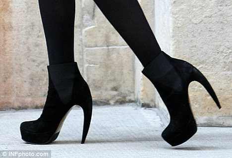 Lilo gây choáng với khả năng đi giày siêu cao