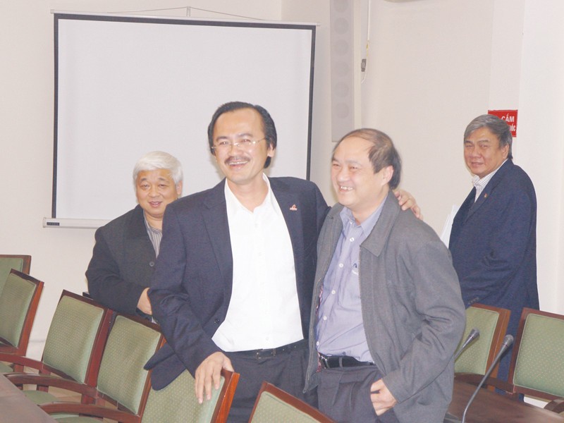 Tổng cục trưởng TC TDTT Vương Bích Thắng trao đổi với chủ tịch VPF Võ Quốc Thắng sau cuộc làm việc Ảnh: NP