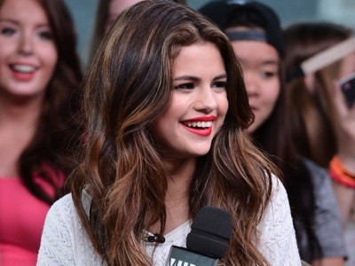 Selena Gomez rực rỡ, trẻ trung đi dự sự kiện