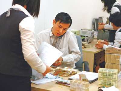 Đua nhau giảm lương lãnh đạo