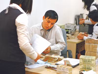 Đua nhau giảm lương lãnh đạo