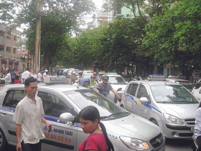 'Trận đồ taxi Hà Nội': Vừa hô cấm vừa cấp phép