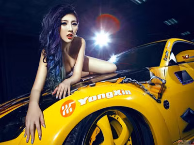 Mỹ nhân tạo dáng bên xế độ khủng của Nissan