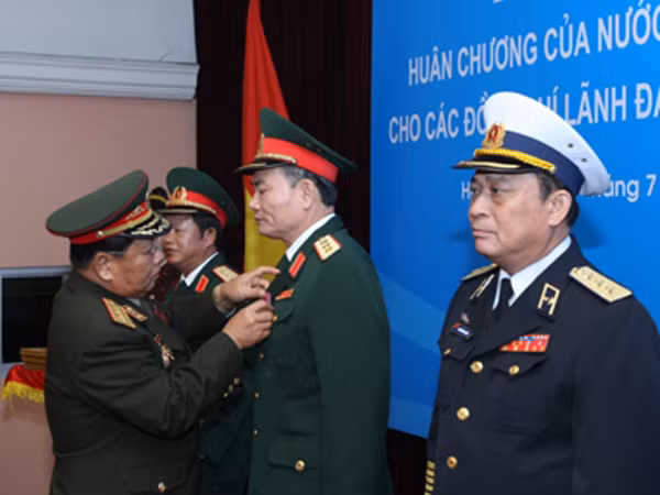 Nhà nước Lào trao Huân chương cho tướng lĩnh Việt Nam