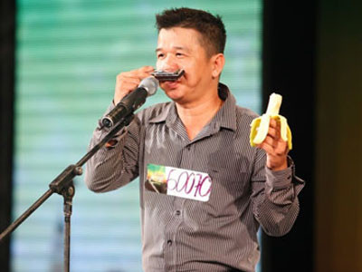 Choáng với thí sinh vừa thổi kèn vừa ...ăn chuối