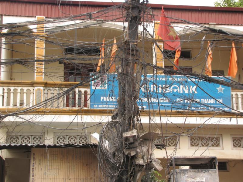 Cột điện cháy giữa phố, đường ùn tắc cục bộ