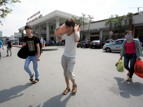 Vác cả bao tải, lương thực, thực phẩm đi dự thi