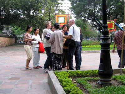 Clip: Khách nước ngoài bị ‘hành’ ở Văn Miếu