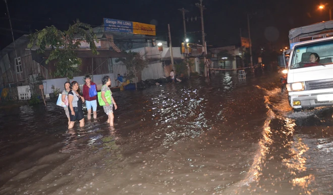 Triều cường 'nuốt' gần 1 km Quốc lộ 1