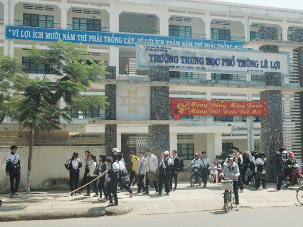 Lạm thu hàng trăm triệu đồng của học sinh