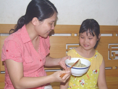 Quản lý mì ăn liền dùng phẩm vàng E102 còn là trách nhiệm của Bộ Công Thương Ảnh: Q.D