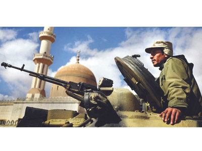 Xe tăng của quân đội chính phủ Libya được triển khai sang vùng phía nam Tripoli Ảnh: AP