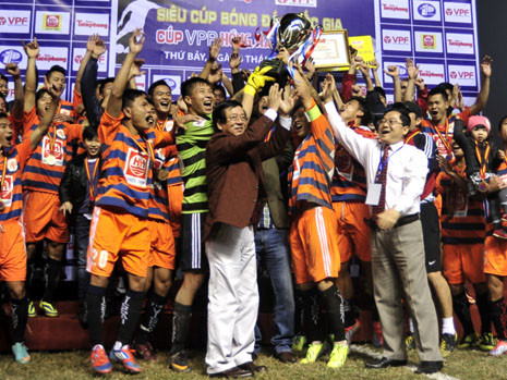 V.Ninh Bình đăng quang Siêu Cúp sau màn 'đấu súng' nghẹt thở