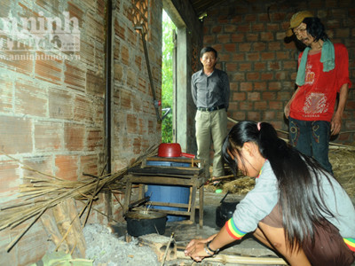 Cha tâm thần giết mẹ, sáu con nhỏ mù mịt tương lai
