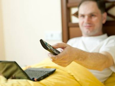 Điều khiển tivi trong phòng khách sạn bẩn nhất