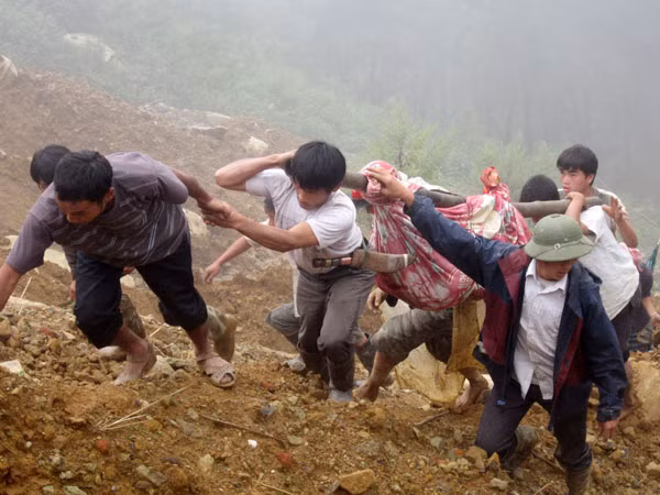 Lực lượng cứu hộ vận chuyển thi thể nạn nhân khỏi khu vực sạt lở sáng 8-9