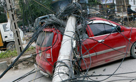 Chiếc taxi bị bẹp rúm tại hiện trường