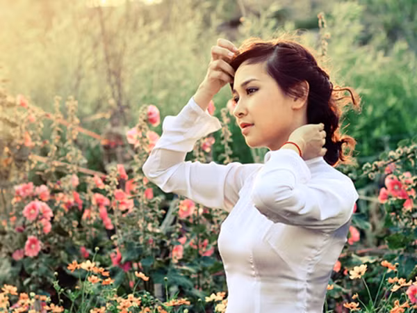 Á khôi Du lịch khoe dáng nơi làng hoa