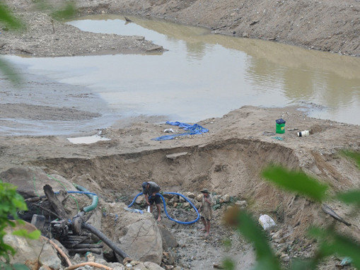 Ba người đào vàng chết ngạt trong hầm