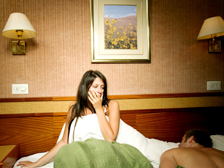 Đang ngủ với chồng vẫn bị 'trộm tình'