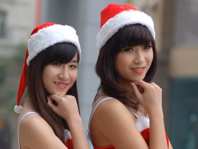 Thiếu nữ Hà Thành gợi cảm với sắc đỏ Giáng sinh