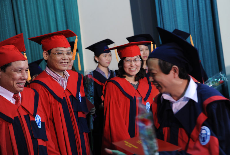 Trao bằng cử nhân cho 242 học viên