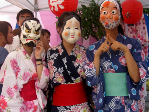 Mua sắm 'tẹt' tại ngày hội đổi đồ cũ