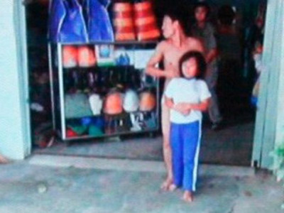 Giải cứu bé gái 8 tuổi bị kề dao vào cổ uy hiếp