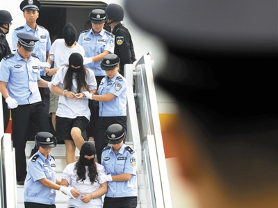 Trung Quốc áp giải 37 tội phạm bị bắt ở Angola về nước