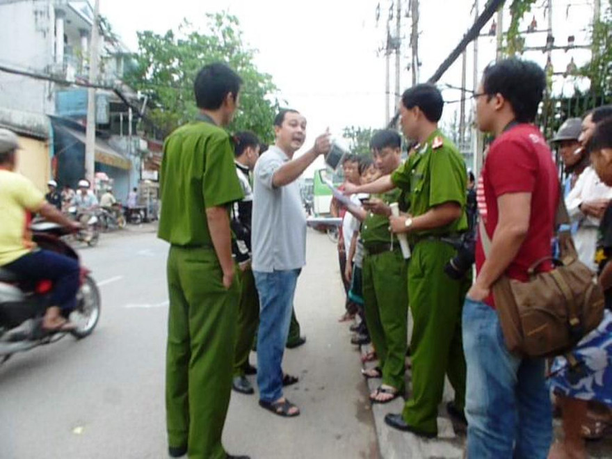 Ngã xuống đường bị xe buýt cán chết