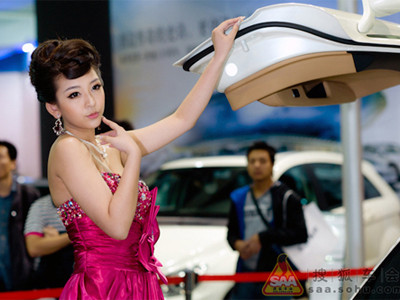 Người mẫu teen khoe dáng bên Mercedes-Benz SLS AMG