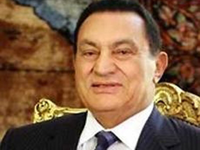 Máy bay quân sự hộ tống cựu tổng thống Ai Cập đến tòa