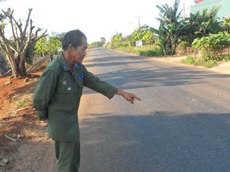 Ba lần vứt con ra đường để... dằn mặt vợ