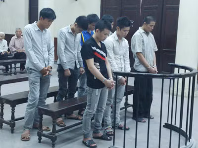 Giăng bẫy đánh nhau, 5 người hãm hiếp cô bé 13 tuổi