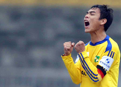 Huy Hoàng thường xuyên phải ngồi ghế dự bị tại V-League 2012 do không đủ thể lực