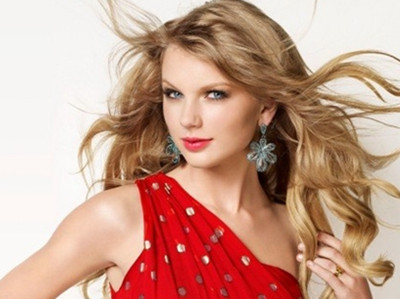 Đầm một vai – 'vũ khí' gợi cảm của phái đẹp