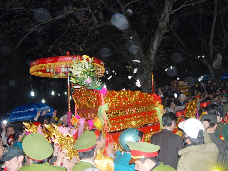 Chen lấn xô đẩy ném tiền may mắn vào kiệu ấn tại hội đền Trần. Ảnh: Minh Đức