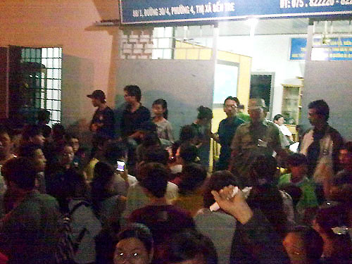 Người dân bao vây đòi lại tiền vé - Ảnh: do một khán giả cung cấp